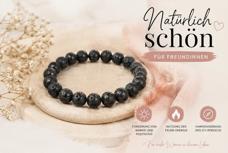 Natürlich schön – stilvolles Armband aus schwarzem Lavastein für Freundinnen. Das minimalistische Schmuckstück liegt auf einer hellen Steinschale, umgeben von zarten Trockenblumen, weichem rosafarbenem Stoff und warmem Kerzenlicht. Das elegante Pinterest-Design vermittelt Natürlichkeit, Harmonie und Wohlbefinden. Hervorgehobene Vorteile: Förderung von Wärme und Positivität, Nutzung der Feuer-Energie sowie Harmonisierung des Südbereichs. Ideal als Geschenk für Freundinnen oder für einen natürlichen, modernen