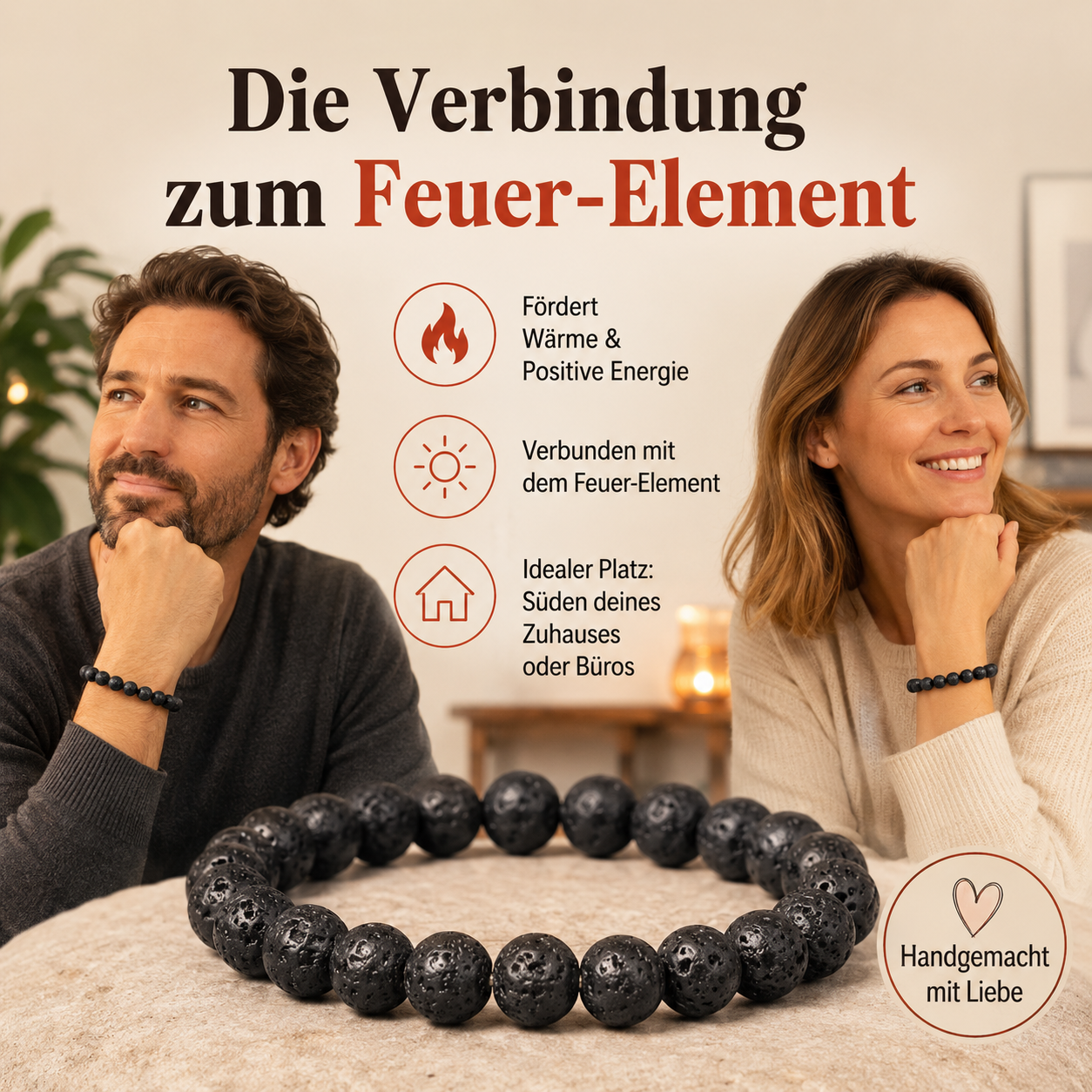 Quadratisches DTC-Produktbild eines schwarzen Lavastein-Armbands in einer warmen, modernen Wohnumgebung im deutschen Stil. Eine Frau und ein Mann tragen das Armband jeweils einzeln zur besseren Produktpräsentation. Im Mittelpunkt steht das Lava-Armband, ergänzt durch die Überschrift „Die Verbindung zum Feuer-Element“. Piktogramme heben Wärme, positive Energie, die Verbindung zum Feuer-Element sowie die empfohlene Platzierung im Süden von Zuhause oder Büro hervor. Ein Siegel „Handgemacht mit Liebe“ unterstre