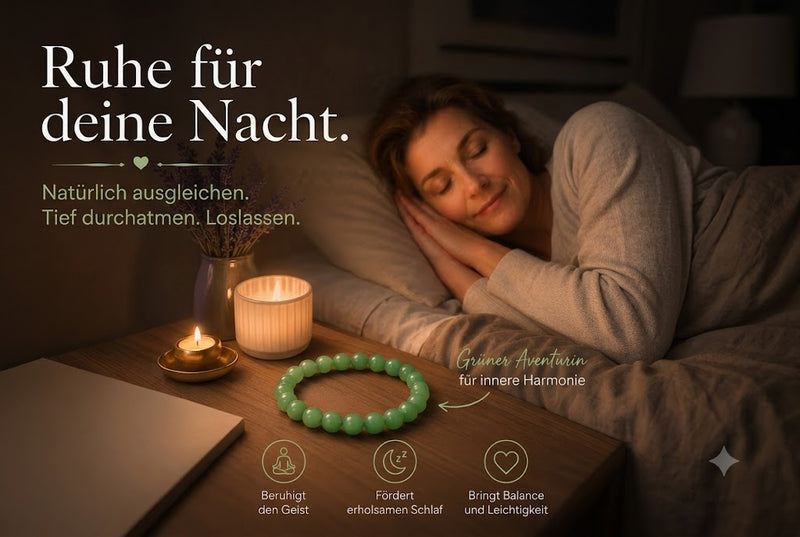 Eine entspannte deutsche Frau mittleren Alters schläft friedlich in einem gemütlichen Schlafzimmer bei warmem Kerzenlicht. Im Vordergrund liegt ein Armband aus grünem Aventurin auf einem Holznachttisch neben einer Duftkerze und Lavendel. Die große Überschrift lautet „Ruhe für deine Nacht.“ Darunter stehen die Worte „Natürlich ausgleichen. Tief durchatmen. Loslassen.“ sowie Symbole mit den Vorteilen: beruhigt den Geist, fördert erholsamen Schlaf und unterstützt innere Balance.