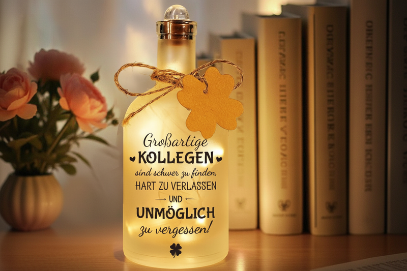 💡 Einsatzbereiche & FunktionenAnlass: Geeignet als Präsent bei personellen Veränderungen im Unternehmen (Jobwechsel, Kündigung, Mutterschutz oder Ruhestand).Verwendungszweck: Übergabe als kollektives oder individuelles Abschiedspräsent für Mitarbeiter und Kollegen.Erweiterbarkeit (DIY): Das Flascheninnere bietet Platz für die Aufnahme von Geldscheinen, Gutscheinen oder schriftlichen Mitteilungen.Platzierung: Aufstellung als Dekorationsobjekt auf horizontalen Flächen wie Schreibtischen, Regalen oder Sideboa