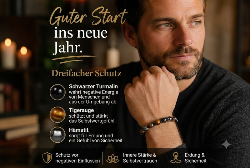 Ein deutscher Mann trägt ein Armband aus schwarzem Turmalin, Tigerauge und Hämatit am Handgelenk. Das elegante Schmuckstück steht im Fokus und symbolisiert Schutz, Erdung und innere Stärke. Warmer Hintergrund mit hochwertiger Lifestyle-Atmosphäre. Der Text lautet: „Guter Start ins neue Jahr“ und „Dreifacher Schutz“. Schwarzer Turmalin soll negative Energie abwehren, Tigerauge das Selbstwertgefühl stärken und Hämatit für Erdung und Sicherheit sorgen.