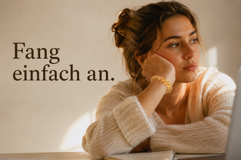 Junge deutsche Frau trägt ein natürliches Citrin-Armband aus goldgelben Edelsteinperlen und sitzt nachdenklich an einem Schreibtisch. Die warme, ruhige Atmosphäre steht für Antrieb, Selbstvertrauen und den Schritt ins Handeln. Pinterest-Motiv zum Thema Prokrastination überwinden, Motivation finden und einfach anfangen.