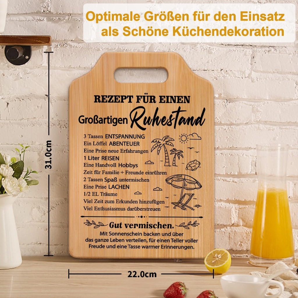 Gefertigt aus 100% natürlichem Bambus, besticht dieses Brett durch seine Robustheit und langlebige Lasergravur. Ob als dekoratives Element in der Küche, als praktisches Frühstücksbrettchen oder als stilvolle Servierplatte für den nächsten Grillabend – dieses Brett ist der perfekte Begleiter für die neugewonnene Freizeit.
