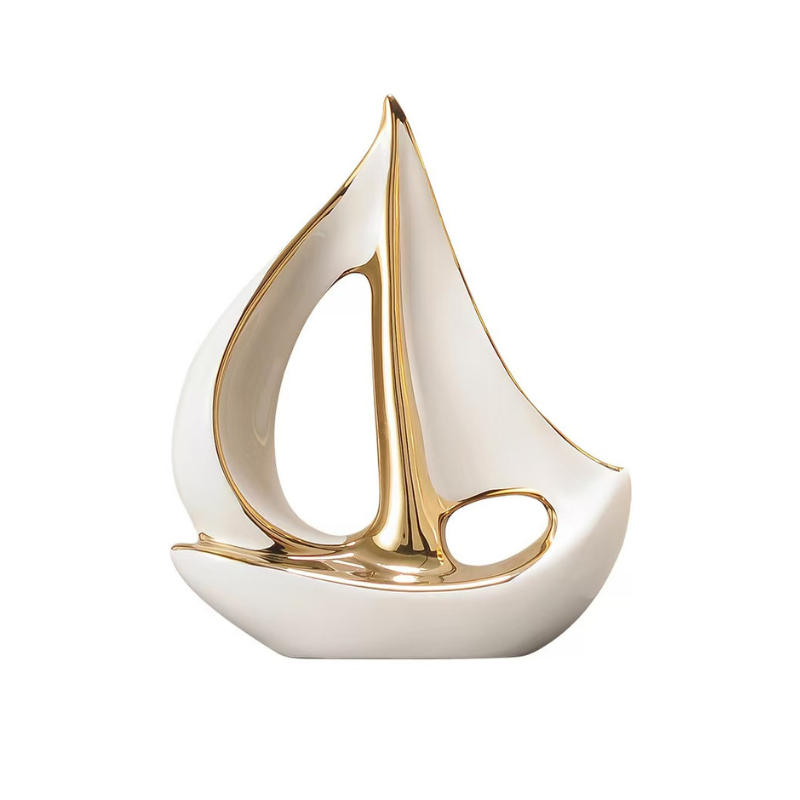 Skulptur „Vento d’Oro“ – Abstraktes Segelschiff aus Premium-Keramik & Gold-Finish