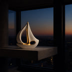 Minimalismus bedeutet nicht Leere, sondern die Auswahl des Außergewöhnlichen. Die Skulptur „Vento d’Oro“ ist der visuelle Ankerpunkt, der moderne Interieurs zum Leben erweckt. Ein Spiel aus Licht, Schatten und goldenen Reflexionen