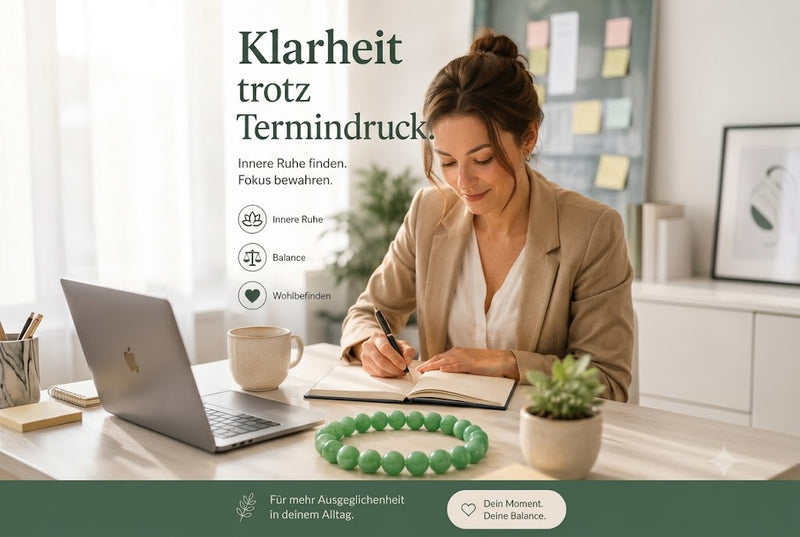 Eine moderne Frau arbeitet konzentriert an einem hellen Schreibtisch in einem stilvollen Büro und trägt ein grünes Aventurin-Armband. Daneben stehen Laptop, Kaffeetasse und Zimmerpflanze, die eine ruhige Arbeitsatmosphäre schaffen. Der große Schriftzug „Klarheit trotz Termindruck.“ hebt den Fokus des Motivs hervor. Zusätzliche Hinweise wie „Innere Ruhe“, „Balance“ und „Wohlbefinden“ unterstreichen das harmonische Design im Pinterest-Format 2:3.