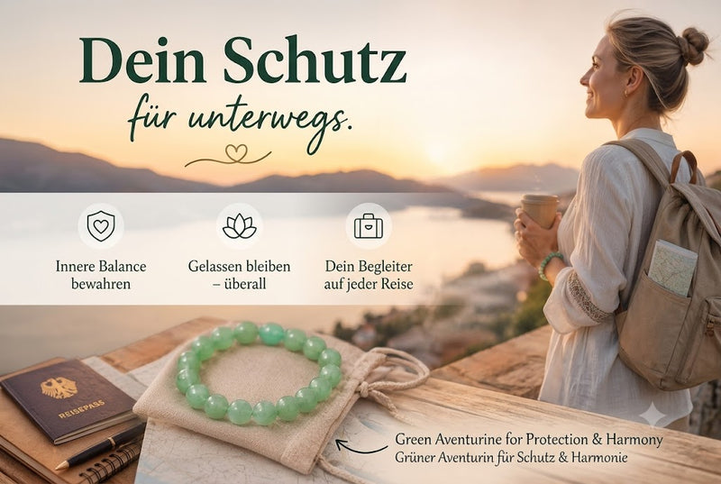 Eine entspannte Reisende trägt ein Armband aus grünem Aventurin und blickt bei Sonnenuntergang auf eine malerische Landschaft. Im Vordergrund liegt das grüne Edelsteinarmband auf einem Leinenbeutel neben Reisepass, Karte und Notizbuch. Die Pin-Grafik trägt die Überschrift „Dein Schutz für unterwegs.“ und hebt die Vorteile hervor: innere Balance bewahren, Gelassenheit unterwegs und ein stilvoller Begleiter für jede Reise. Natürliche, warme Farben vermitteln Ruhe und Harmonie.
