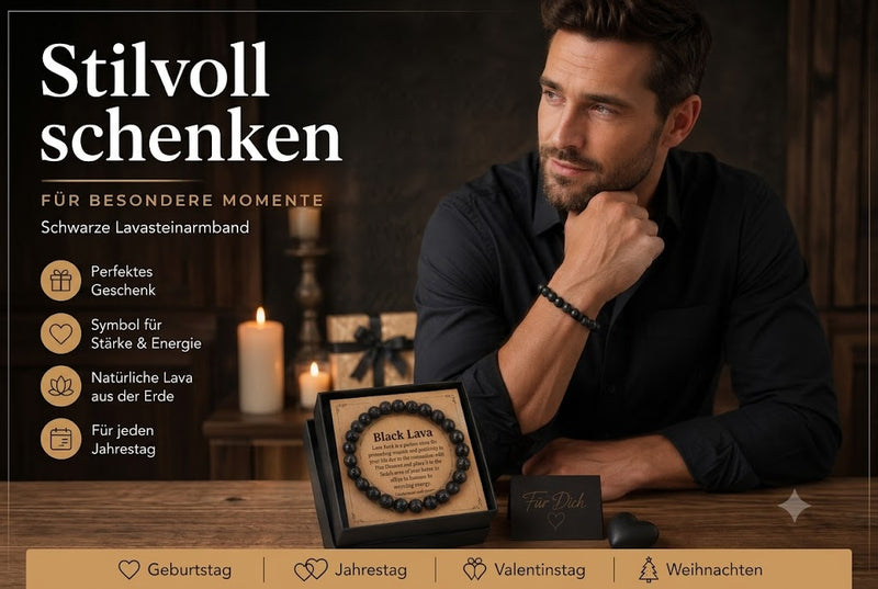 Stilvoller deutscher Mann trägt ein schwarzes Armband aus Lavastein-Perlen am Handgelenk. Das elegante Geschenkset mit Schmuckbox und Produktkarte ist dekorativ auf einem Holztisch arrangiert. Warme, hochwertige Lifestyle-Atmosphäre vermittelt Wertigkeit und eignet sich als Geschenk für Geburtstag, Jahrestag, Vatertag, Weihnachten oder andere besondere Anlässe. Modernes, maskulines Design mit der Botschaft „Stilvoll schenken“.