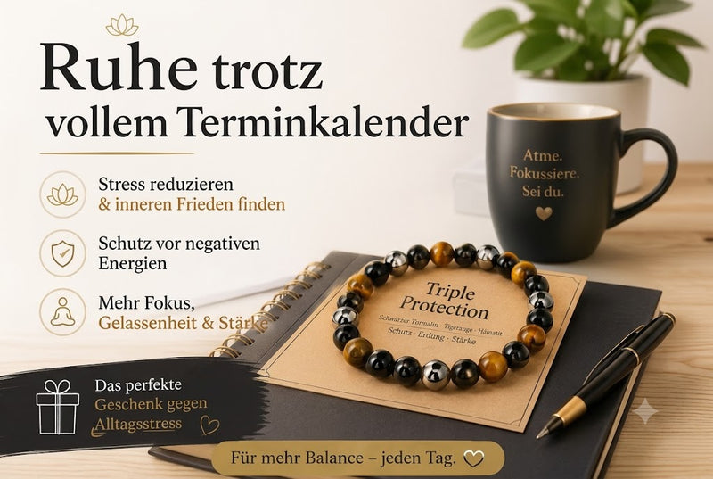 Elegantes Armband aus Schwarzem Turmalin, Tigerauge und Hämatit auf einem Notizbuch in einer modernen Büroumgebung. Der deutsche Titel „Ruhe trotz vollem Terminkalender“ hebt den Fokus auf Stressabbau im Arbeitsalltag hervor. Eine Kaffeetasse, Pflanze und Stift schaffen eine ruhige Atmosphäre. Das Motiv präsentiert das Armband als stilvolles Geschenk gegen Alltagsstress für mehr Gelassenheit, Fokus und innere Balance.