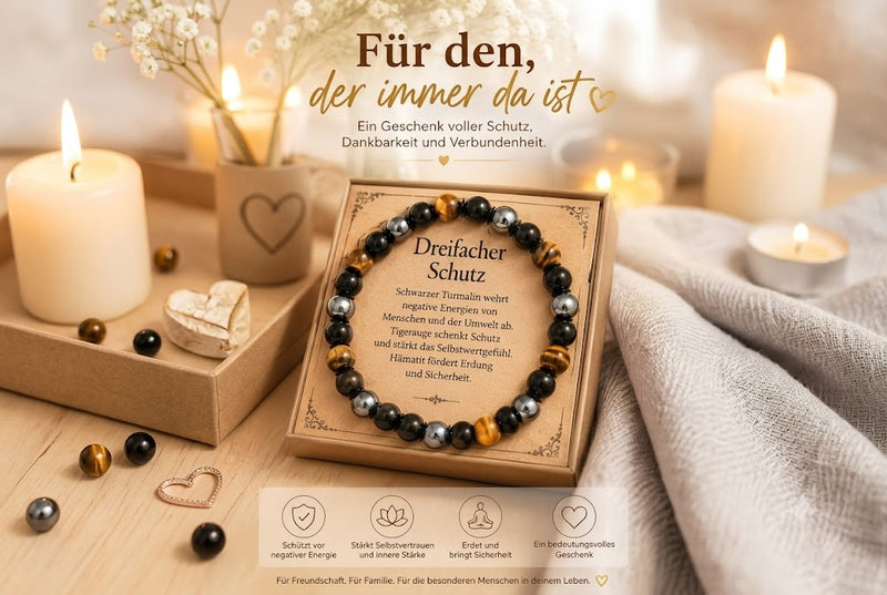 Ein stilvoll verpacktes Armband aus schwarzem Turmalin, Tigerauge und Hämatit liegt in einer Geschenkbox auf einem warmen, gemütlichen Hintergrund mit Kerzenlicht und Blumen. Die Szene vermittelt Wertschätzung, Freundschaft und Geborgenheit. Große Überschrift: „Für den, der immer da ist“. Das Armband wird als bedeutungsvolles Geschenk präsentiert und symbolisiert Schutz, innere Stärke, Erdung und Verbundenheit.