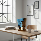 Epoxidharz-Holzlampe mit leuchtendem Unterwasser-Motiv auf einem modernen Schreibtisch im Bauhaus-Stil