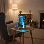 Handgefertigte Epoxidharz-Lampe „Tiefsee-Abenteuer" auf einem Beistelltisch im gemütlichen deutschen Wohnzimmer