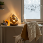 Holz-Zauberwürfel-Nachtlampe auf einem gemütlichen Heimarbeitsplatz im Winter mit Teetasse