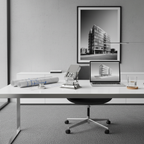 Metallischer Tischkalender im modernen Büro mit Laptop und Bauplänen im Bauhaus-Stil