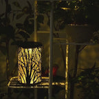 Solar-Gartenlaterne aus Metall mit Lebensbaum-Motiv