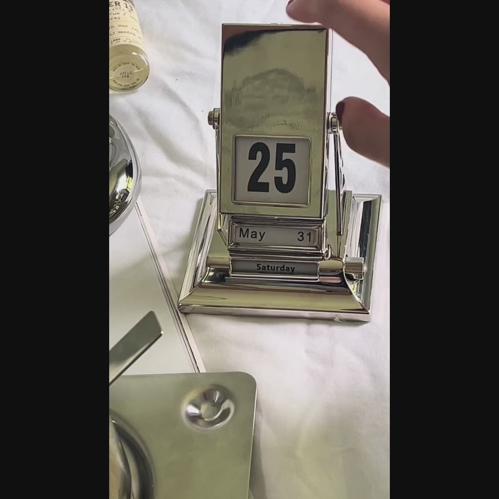 Ewiger Kalender aus Metall