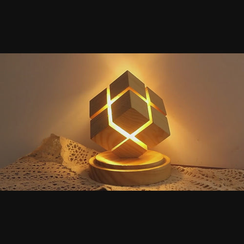 Handgefertigte Präzision, warme LED-Atmosphäre & ikonisches Design für anspruchsvolles Wohnen.