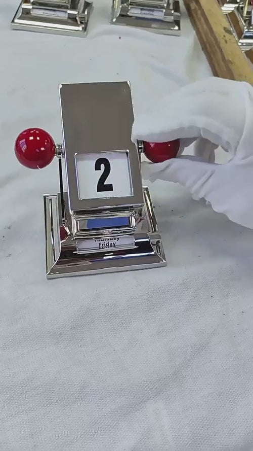 Ewiger Kalender aus Metall